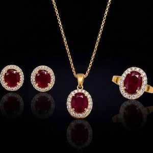 Conjunto de joyas Oval Ruby Halo, collar, pendientes y anillo de plata de ley.