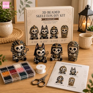 Puede incluir: Un kit de manualidades de esqueletos con cuentas 3D en una caja de cartón etiquetada 3D BEADED SKELETON DIY KIT. Incluye cuatro figuras de esqueletos terminadas, un organizador de plástico con cuentas de colores, hilo blanco, aguja e instrucciones.