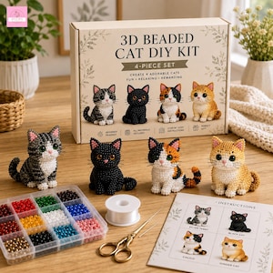 Könnte beinhalten: Ein 3D-Perlen-Katzen-Bastelset in einer Schachtel mit der Aufschrift 3D BEADED CAT DIY KIT 4-PIECE SET. Enthält vier fertige Perlenkatzen-Figuren, eine durchsichtige Sortierbox mit bunten Perlen, eine Spule mit weißem Faden, eine Schere und eine Anleitung.