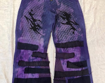 Upcycled Patchwork Denim Jeans, Handbemalte Streetwear, überarbeitet, nachhaltige Mode (61 cm Taille)