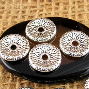 12 cuentas espaciadoras florales plateadas de 2 mm, cuentas planas redondas plateadas antiguas con forma de flor ornamentada (6) - SF44