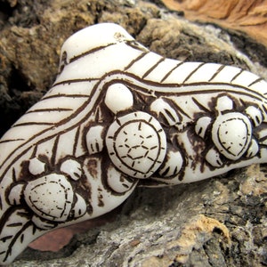 64mm Whale Tail Pendant, Turtle Pendant, Mother and Baby Turtle Pendant (1)
