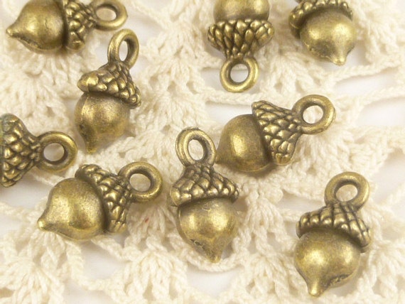 気まぐれなどんぐりチャーム、アンティークブロンズ（6） - A77