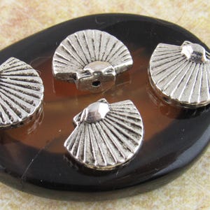 Dije de concha en abanico de 12 mm, cuenta espaciadora de concha en plata antigua (6) - SF105