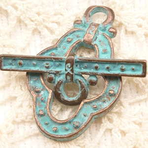 Großer Guinevere Knebelverschluss mit Patina, Mykonos Guss (1 Set) - M47