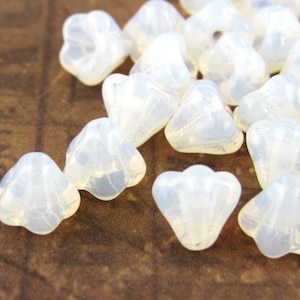 Cuentas de vidrio con forma de campana de 6 x 4 mm, color blanco opalita, checas (30) - BM3