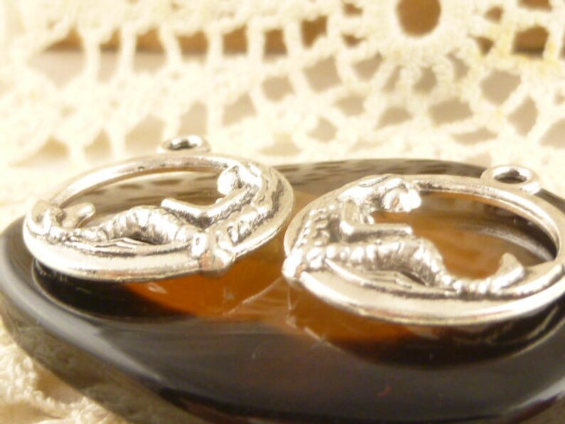 30 Antique Silver Stingray Charms: Zinc Alloy Pendants (15x17mm) - UK