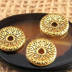 12 cuentas espaciadoras florales en tono dorado de 2 mm, cuentas planas redondas con forma de flor en oro antiguo (6) - G23