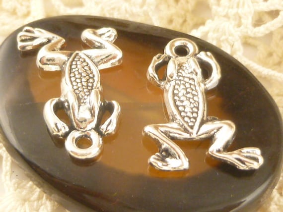 #S0175 Silver Tone 8 Frog Charms
