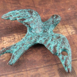 Rustikale Patina Friedenstaube, Schwalbe Vogel Anhänger, Mykonos Guss (2) - M64 - X0745