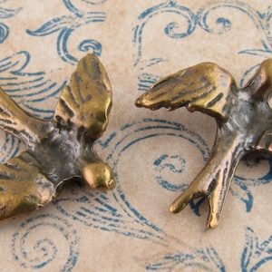 Rustikale Bronze Friedenstaube, Schwalbe Vogel Anhänger, Mykonos Gussperlen (2) - M106 - X0745