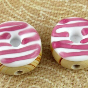 Perle di vetro murano a ciambella in miniatura, glassa bianca con spirale di fragole (2)