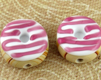 Abalorios de vidrio de lámpara de donut en miniatura, glaseado blanco con remolino de fresa (2)