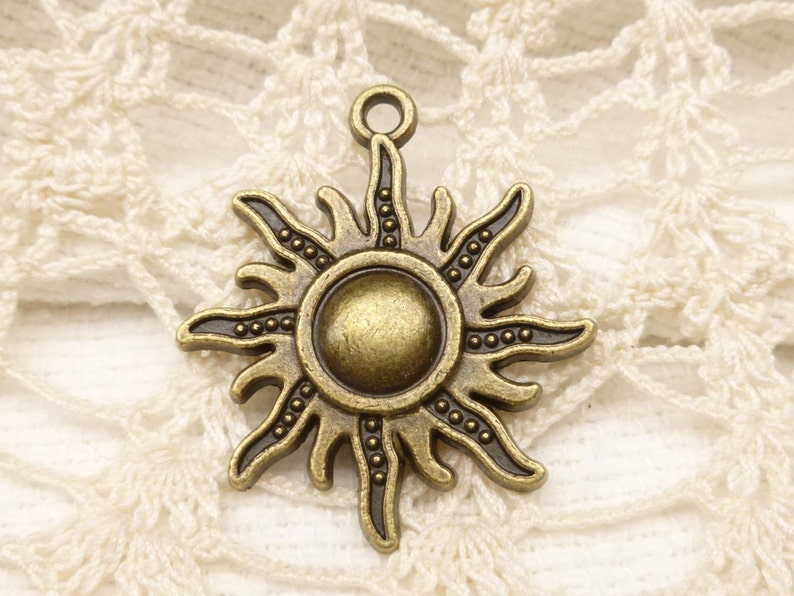 Radiating Sun Charms, Antique Bronze 6 A39 image 1