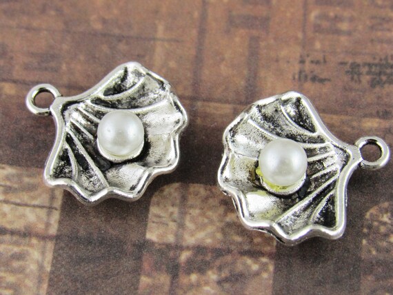 パールインクラムシェルチャーム、アンティークシルバーファンシェル