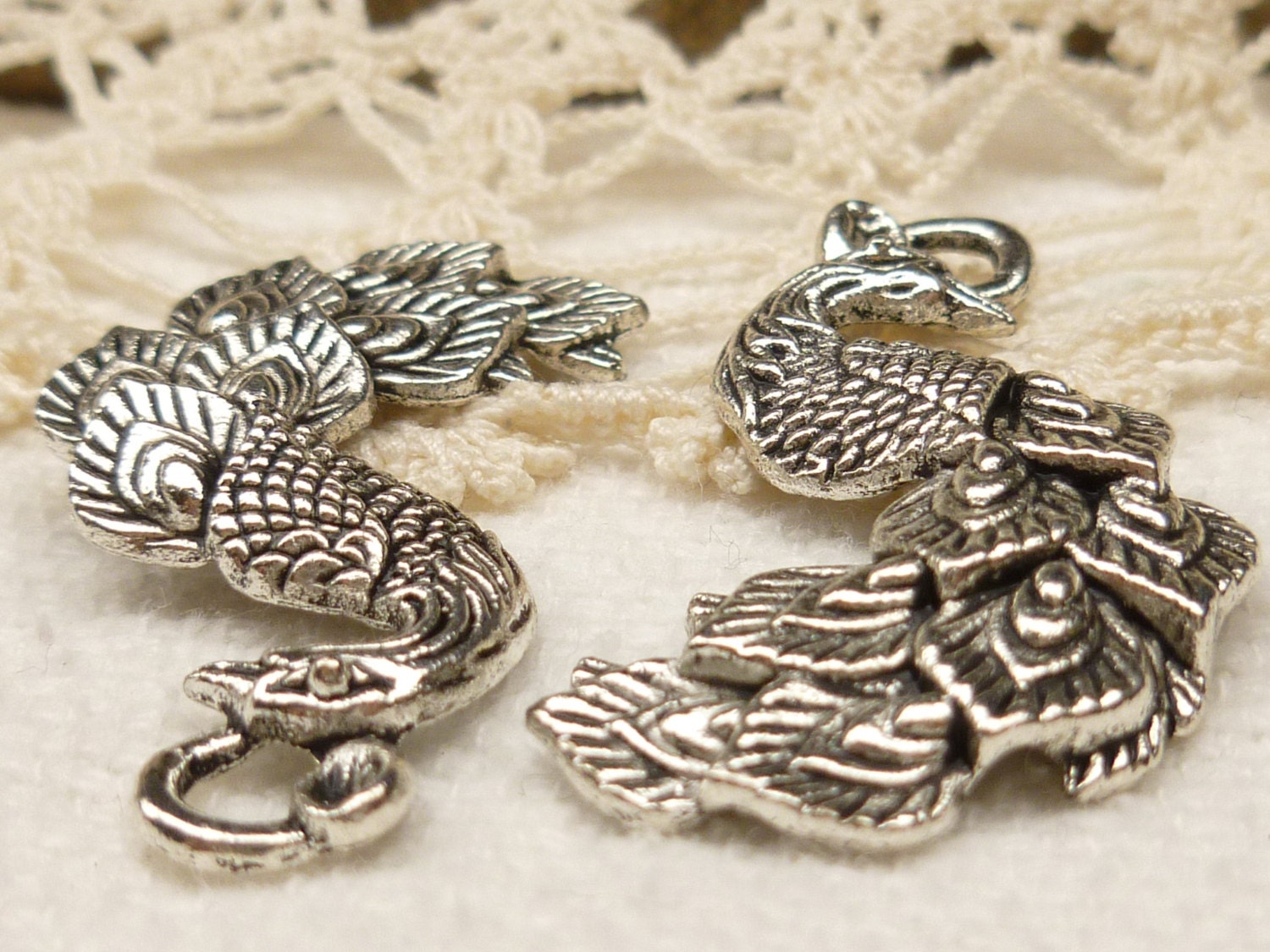 8 Pezzi Per Confezione 34 X 24 Mm Un Lato Ciondolo Pavone Finitura Argento Antico Peltro Senza Piombo - Italia - Foto 4