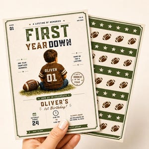 以下が含まれることがあります： FIRST YEAR DOWN、OLIVER、1st Birthdayの文字が入ったフットボールテーマの長方形の誕生日招待状。ジャージを着た子供、フットボール、そしてフットボールと星の模様が描かれた2枚目のカードが含まれています。