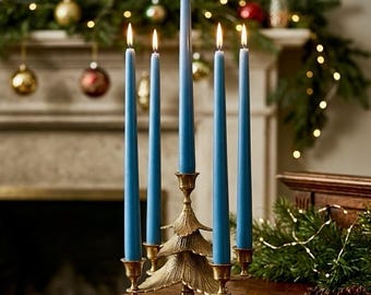 Vintage massief messing kerstboomkandelaar met 5 taps toelopende kaarsen, perfect als tafeldecoratie voor de schoorsteenmantel.
