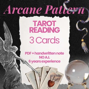 Può includere: Un annuncio di servizio di lettura dei tarocchi con il testo Arcane Pattern, TAROT READING, 3 Cards, PDF + handwritten note, NO A.I., 6 years experience. Include un'illustrazione di un angelo in bianco e nero, tre carte dei tarocchi e una sfera di cristallo.