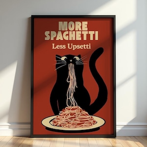 Könnte beinhalten: Ein gerahmter Kunstdruck, der eine schwarze Katze zeigt, die Spaghetti vor einem dunkelroten Hintergrund isst. Der Text oben lautet MORE SPAGHETTI Less Upsetti in cremefarbener Schrift. Die Katze ist von hinten mit erhobenem Schwanz zu sehen.