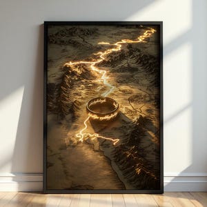Può includere: Una stampa artistica da parete incorniciata che raffigura una mappa topografica dettagliata con un sentiero dorato luminoso. Un anello metallico con scritte elfiche brillanti si trova al centro, proiettando una luce calda sul paesaggio.