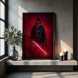 Könnte beinhalten: Ein gerahmter vertikaler Wandkunstdruck, der eine dunkle, gepanzerte Figur mit schwarzem Helm und Umhang zeigt, die ein leuchtendes rotes Lichtschwert hält. Die Figur ist vor einem tiefroten, rauchigen Hintergrund zentriert dargestellt.