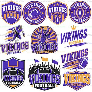 Pode incluir: Uma coleção de designs gráficos Vikings Football em roxo e dourado, apresentando bolas de futebol americano, jogadores em movimento, traves e multidões. Os logotipos incorporam tipografia ousada, formas de escudo e emblemas circulares.