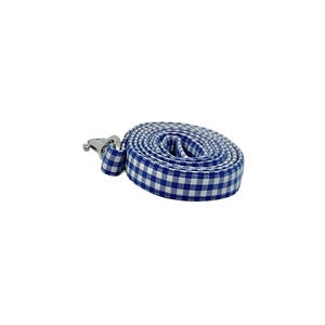 K&ouml;nnte beinhalten: Eine blaue und wei&szlig;e Gingham-Hundeleine mit einem silbernen Clip.