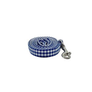 K&ouml;nnte beinhalten: Eine blaue und wei&szlig;e Gingham-Hundeleine mit einem silbernen Haken.