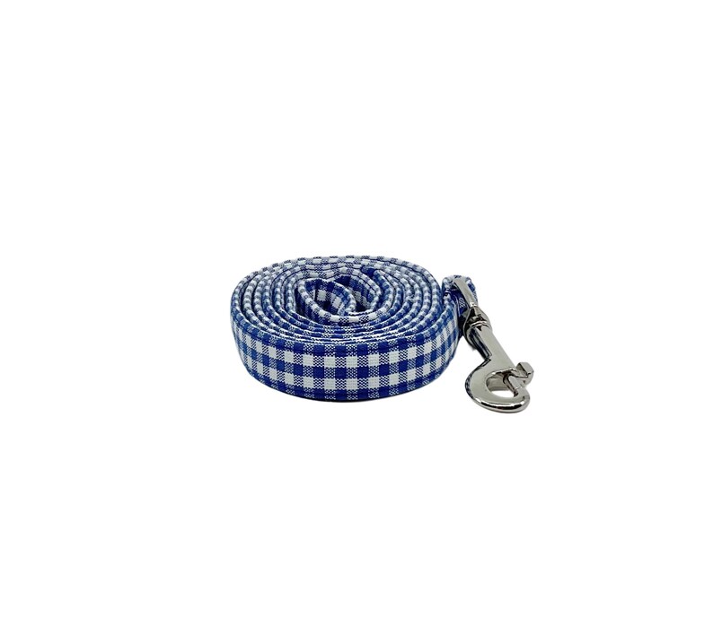K&ouml;nnte beinhalten: Eine blaue und wei&szlig;e Gingham-Hundeleine mit einem silbernen Haken.