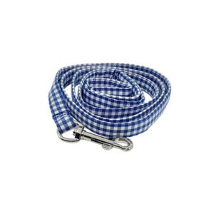 K&ouml;nnte beinhalten: Eine blaue und wei&szlig;e Gingham-Hundeleine mit einem silbernen Clip.