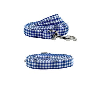 K&ouml;nnte beinhalten: Eine blaue und wei&szlig;e Gingham-Hundeleine mit einem silbernen Clip.