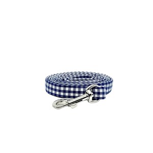 K&ouml;nnte beinhalten: Eine blaue und wei&szlig;e Gingham-Hundeleine mit einem silbernen Clip.