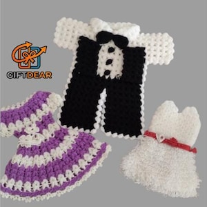 Puede incluir: Tres artículos de ganchillo que incluyen un conjunto estilo esmoquin en blanco y negro con pajarita, un vestido a rayas moradas y blancas, y un vestido blanco con un cinturón rojo que tiene un pequeño dije de corazón. El logo GIFTDEAR es visible arriba a la izquierda.