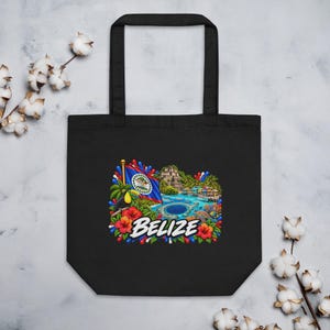 Könnte beinhalten: Eine schwarze Tragetasche mit einem farbenfrohen Grafikdruck der Flagge von Belize, einem Tukan, tropischen Blumen, einem Maya-Tempel und einem Blue Hole. Das Wort BELIZE ist in fetten weißen Buchstaben am unteren Rand des Grafikdesigns gedruckt.