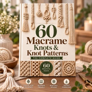 Könnte beinhalten: Ein gebundenes Buch mit dem Titel 60 Macrame Knots & Knot Patterns: The Complete Guide. Das Cover zeigt beigefarbene Makramee-Kordelmuster, dunkelgrünen Text und vier quadratische Felder mit komplexen Knotenmustern und einem Abzeichen.