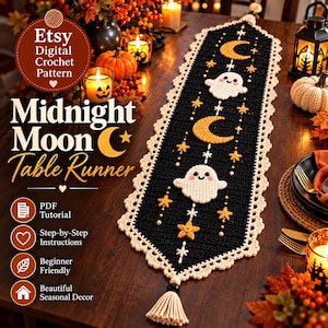 Peut inclure: Un chemin de table en crochet noir orné de motifs de fantômes blancs, de croissants de lune jaunes et d'étoiles jaunes, avec une bordure festonnée crème et des pompons aux extrémités. Le texte indique Etsy Digital Crochet Pattern Midnight Moon Table Runner.