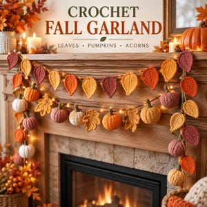 Op de afbeelding: Een gehaakte herfstguirlande met oranje, gele en kastanjebruine bladeren, pompoenen en eikels, verlicht door kleine warmwitte kerstverlichting. De tekst CROCHET FALL GARLAND LEAVES PUMPKINS ACORNS staat boven de decoratieve slinger.