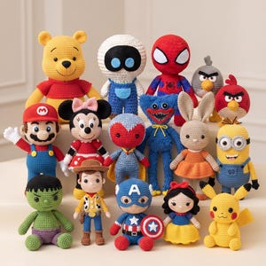 Może przedstawiać: Kolekcja piętnastu szydełkowych lalek przedstawiających różne postacie, w tym Kubusia Puchatka, Mario, Myszkę Minnie, Spider-Mana, Hulka, Chudego, Kapitana Amerykę, Królewnę Śnieżkę, Pikachu, Minionka i inne animowane postacie.