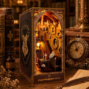 Kit per angolo lettura incantato a tema biblioteca magica, diorama fantasy illuminato fai-da-te, inserto in miniatura per libreria, regalo decorativo magico