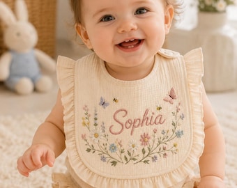 Bavaglino personalizzato con fiori, bavaglino in mussola con volant ricamato su misura, bavaglino con nome a forma di farfalla e fiori selvatici, bavaglino per la pappa di una bambina, regalo per baby shower.