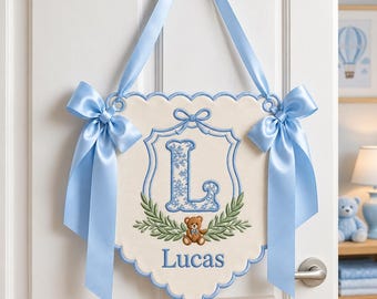 Personlig dörrhängare med namn till bebis, väggdekoration med blått monogram till barnkammaren, broderad nallebjörn med pojkeskylt, anpassad babyshowerpresent