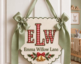 Personlig julskylt med namn till bebisen, dörrhängare med röd ginghammonogram till barnrummet, personligt minne för nyfödda, babyshowerpresent
