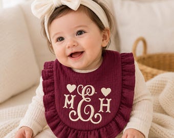 Personlig monogramhaklapp, broderad muslinhaklapp med initialer, haklapp med volang, babyshowerpresent, haklapp till nyfödd