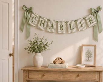 Personlig namnbanderoll, broderad barnrumsgirlang, blå vågig bunting, dekoration för babyrummet, babyshowerpresent