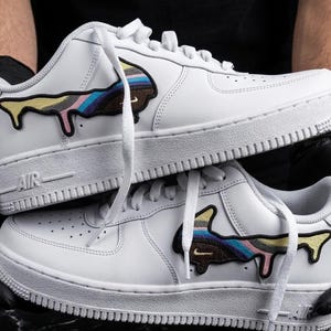 Anpassade Air Force 1 Rainbow Drip Shark Sneakers | Handgjorda skor med broderade lappar | Personliga AF1
