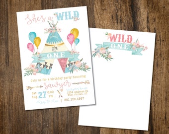 Op de afbeelding: Een turquoise blauwe en roze verjaardagsuitnodiging met een tipi-ontwerp en de tekst "She's a WILD ONE" en "WILD ONE". De uitnodiging bevat details voor een feest ter ere van Sawyer, inclusief de datum, tijd en locatie.