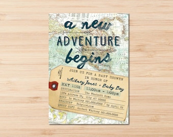 Peut inclure: Une invitation de fête prénatale de style vintage avec un fond de carte du monde. Le texte indique "une nouvelle aventure commence" avec une flèche pointant vers la droite. Les détails de l'invitation comprennent la date, l'heure, le lieu et les coordonnées pour l'événement.