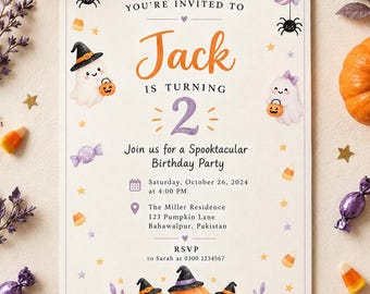 Könnte beinhalten: Eine rechteckige Geburtstagseinladungskarte mit weißem Hintergrund und orangefarbenem sowie violettem Text. Zu lesen ist: You're invited to Jack is turning 2. Join us for a Spooktacular Birthday Party, Saturday, October 26, 2024 at 4:00 PM, The Miller Residence, 123 Pumpkin Lane, Bahawalpur, Pakistan. RSVP to Sarah at 0300 1234567. Das Design enthält Illustrationen von Geistern, Kürbissen, Spinnen und Süßigkeiten.