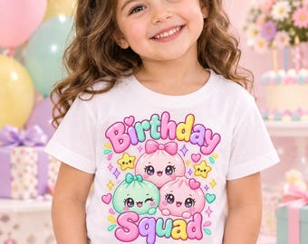 Könnte beinhalten: Ein weißes Kurzarm-T-Shirt mit einem bunten Grafikdruck von drei lächelnden, cartoonartigen Teigtaschen mit Schleifen, umgeben von Sternen und Herzen, mit dem Text Birthday Squad in großen, blasenartigen rosa und gelben Buchstaben.